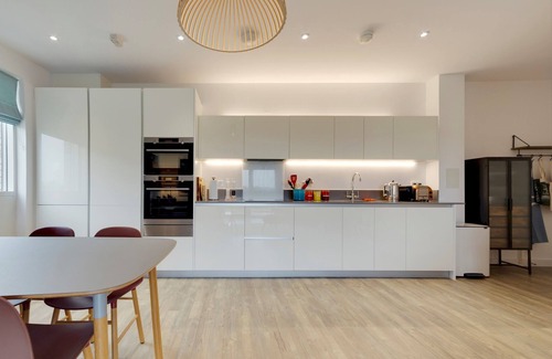 Trumpington Apartment | Pass the Keys | Stunning and Spacious Modern Flat - Own Car Park