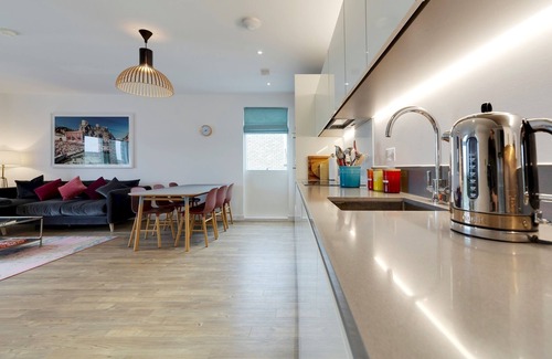 Trumpington Apartment | Pass the Keys | Stunning and Spacious Modern Flat - Own Car Park