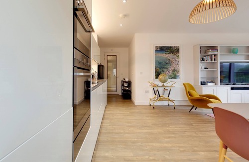 Trumpington Apartment | Pass the Keys | Stunning and Spacious Modern Flat - Own Car Park