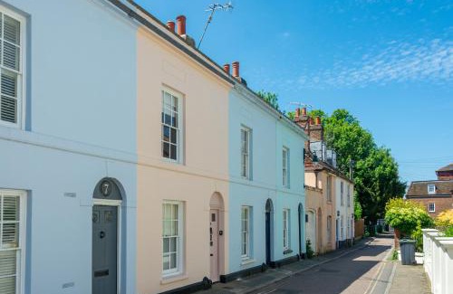 Canterbury House | Pass the Keys Stunning Georgian Cottage In The City