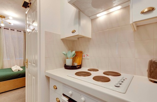 Cherry Hinton Apartment | Pass the Keys | Stylish and modern studio flat | Free parking