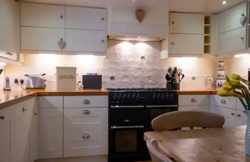 Lechlade House | Pass the Keys | Stylish and Spacious Cotswolds Cottage - Sleeps 6