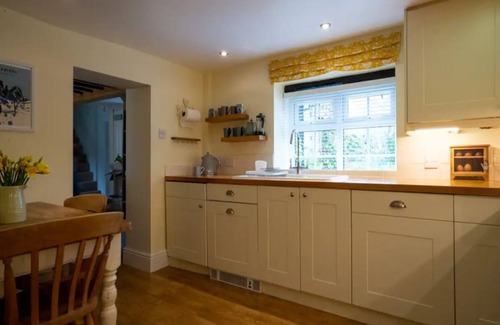 Lechlade House | Pass the Keys | Stylish and Spacious Cotswolds Cottage - Sleeps 6