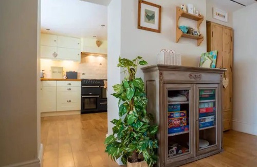 Lechlade House | Pass the Keys | Stylish and Spacious Cotswolds Cottage - Sleeps 6
