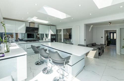 Reading House | Pass the Keys Stylish HouseSmart FeaturesJacuzziLarge Garden