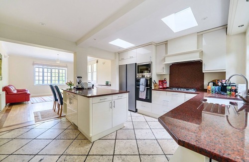 Runnymede House | Pass the Keys | Surrey Retreat – 5BR Hidden Gem