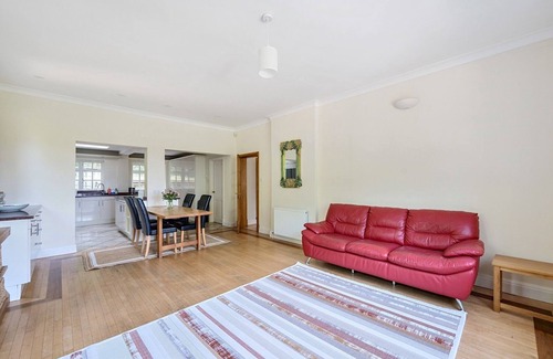 Runnymede House | Pass the Keys | Surrey Retreat – 5BR Hidden Gem