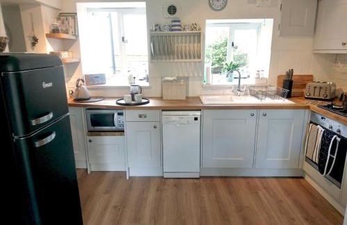 Stow-on-the-Wold House | Pass the Keys The Pippins a Cotswold cottage and garden parking