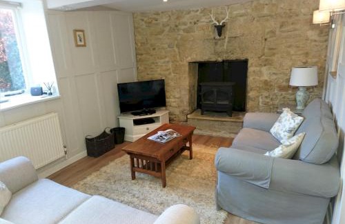 Stow-on-the-Wold House | Pass the Keys The Pippins a Cotswold cottage and garden parking
