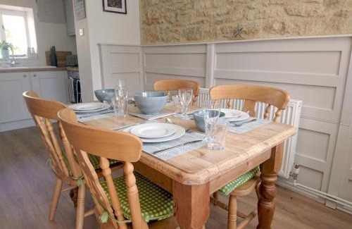 Stow-on-the-Wold House | Pass the Keys The Pippins a Cotswold cottage and garden parking
