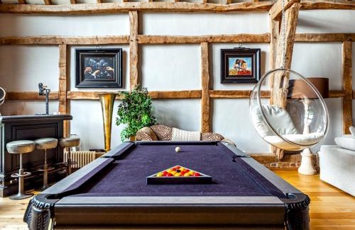 Hemel Hempstead House | Pass the Keys The Chilterns Cruck Barn