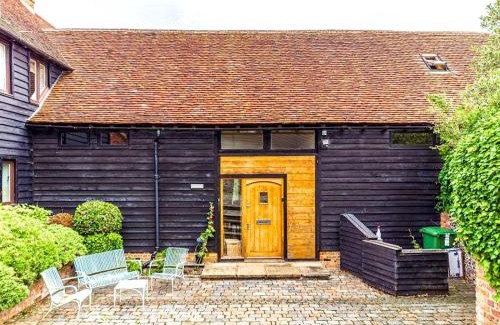 Hemel Hempstead House | Pass the Keys The Chilterns Cruck Barn