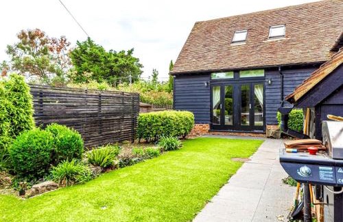 Hemel Hempstead House | Pass the Keys The Chilterns Cruck Barn