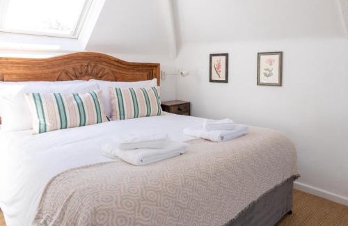 Avening Apartment | Pass the Keys Tranquil cosy apartment in centre of Avening