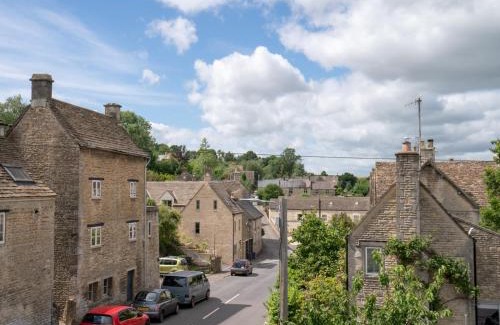 Avening Apartment | Pass the Keys Tranquil cosy apartment in centre of Avening