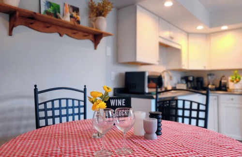 Lexington Apartment | Patio, Balcony, Close to Mall, and Pet Friendly 2-Bedroom