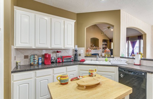 Pearland House | Patio, BBQ & Yard: Family Retreat in Pearland