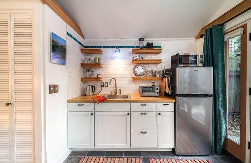 King Cottage | Patio Cottage for 1-2 w/kitchen & gas firepit