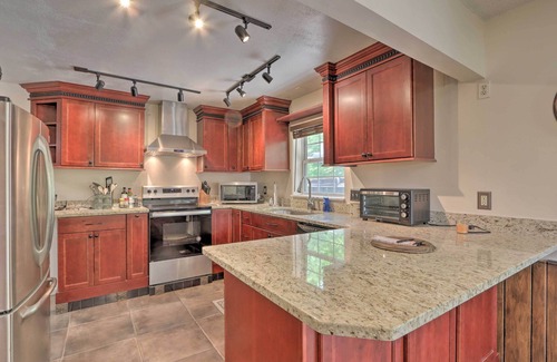 Roach House | Patio & Grill: Lake of the Ozarks Escape!