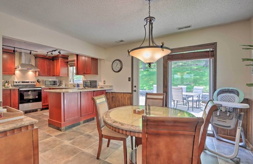 Roach House | Patio & Grill: Lake of the Ozarks Escape!