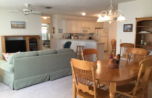 Liberty Park House | Patio Villa in St. Charles Village, GOLF CART, BBQ & WiFi included!