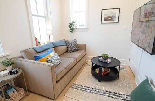Downtown House | PatioPad~UltraWalkable~Fenced~Pets~Design2Delight!