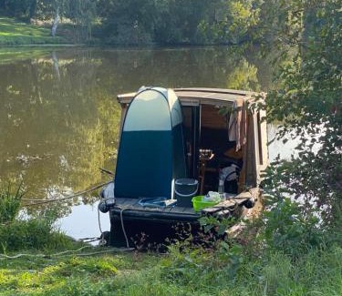 Saint-Vincent-sur-Oust Boat Rental | Patouillet bateau naviguant