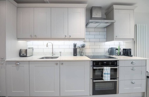 Holland Park Apartment | PBC | One Bed Flat w/Terrace Notting Hill CLR
