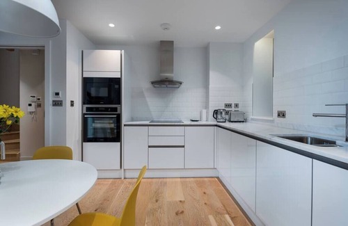 Holland Park Apartment | PBC | Two Bedroom Apartment with Balcony NS04