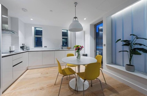 Holland Park Apartment | PBC | Two Bedroom Apartment with Balcony NS04