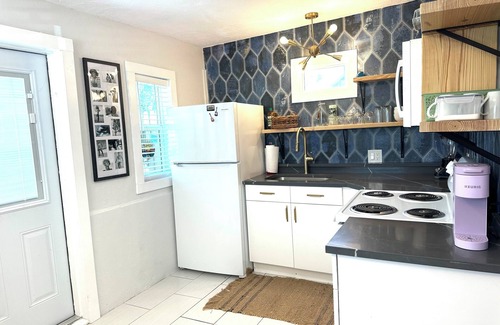 Sunset Beach Apartment | Peace, Love, & Music -Steps to the Sand, King bed, Queen sofa bed, ISLAND LIFE!