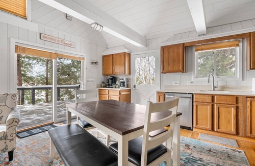 Charlevoix Cabin | Peace on the Lake.close to Downtown Charlevoix