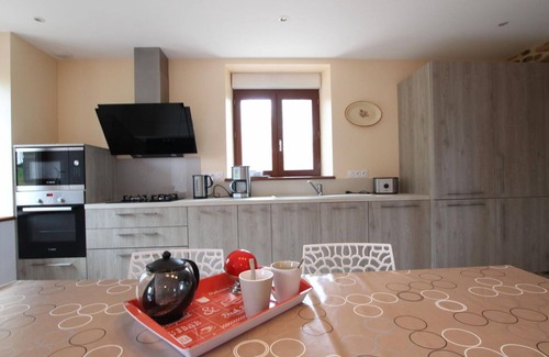 Champcervon Cottage | Peaceful House in Mont Saint-Michel Bay with wifi and parking