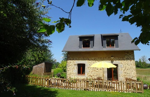 Champcervon Cottage | Peaceful House in Mont Saint-Michel Bay with wifi and parking