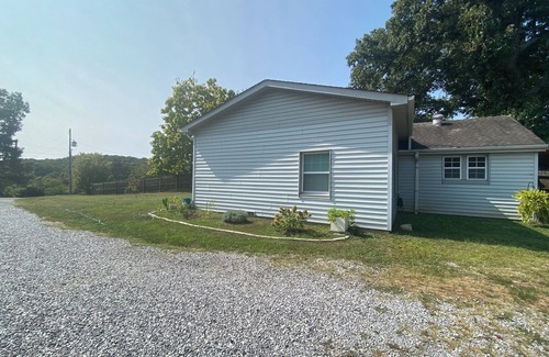 Ashley Oaks House | Peaceful 1950s 2-bedroom farmhouse in fantastic Knoxville location