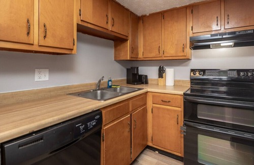 West Carrollton Apartment | Peaceful 2-Bedroom Near Dayton