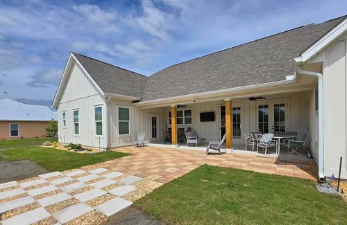 Kingsland House | Peaceful 3-bed, 3 bath house with AC in charming Kingsland