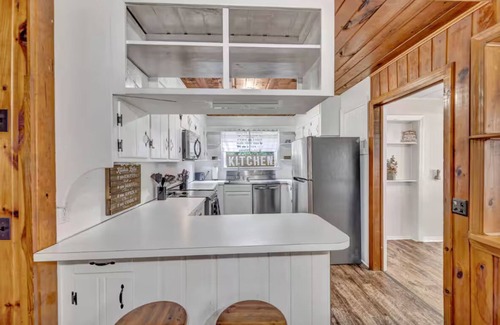 Raleigh House | Peaceful 3BR Farmhouse Dog-Friendly Yard & Near Downtown Raleigh
