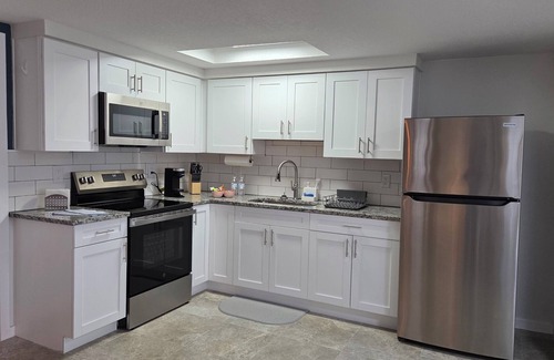 Port Richey House | Peaceful accomodation. Walking distant to Port Richey waterfront restaurants.