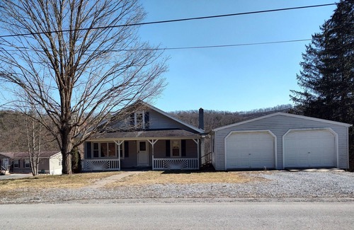 Huntingdon House | Peaceful Acres – Minutes to Raystown Lake