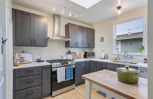 Allendale Apartment | Peaceful and Chic Casita in The Laurel, Oakland