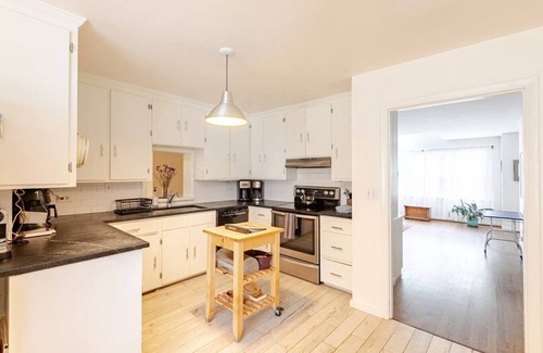 Venable House | Peaceful and Spacious Woodland Haven Near UVA