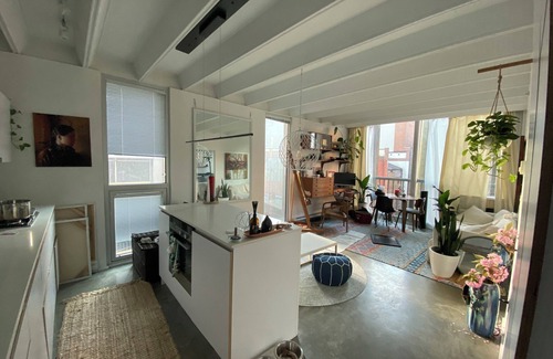Chinatown Condo | Peaceful Artists Garden Loft in the heart of Vancouver Chinatown. Pet-Friendly!