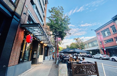 Chinatown Condo | Peaceful Artists Garden Loft in the heart of Vancouver Chinatown. Pet-Friendly!