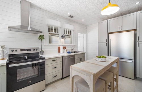 Bradenton House | Peaceful Bungalow Near Ana Maria Island Ferry, 2BR, Parking, WiFi, Outdoor Space