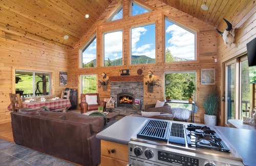 Kalispell Ski Chalet | Peaceful chalet, 30 min to Glacier NP, views of Flathead Valley, Heaven on Earth