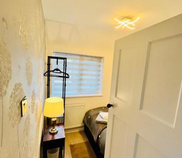 Nottingham House | Peaceful & Convenient For business Trip & Families holiday & working proffesional-long term deals available , M1 J25-10Min , WI-Fi 500Mb , Netflix , Secure Huge Private garden with 6 cars parking space , Fully equiped kitchen , Few local shops near by