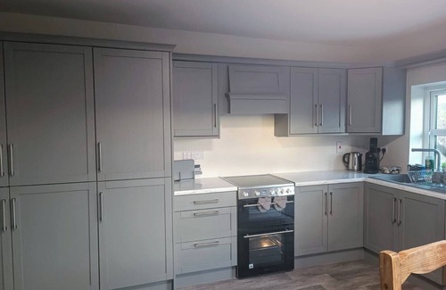 Lavally House | Peaceful Country Cottage, 3 minute walk to Hollygrove Lake.