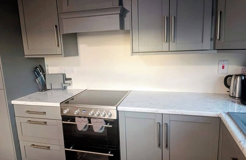 Lavally House | Peaceful Country Cottage, 3 minute walk to Hollygrove Lake.