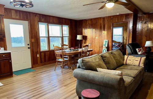 Beattyville House | Peaceful Country Living Convenient to Gorge. HotTub/FirePit/GasGrill/Fireplace.